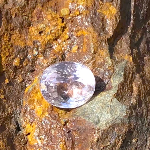 8 Carat Light Pink Oval Quartz, 13mm x 11 mm. NWT - Picture 1 of 3
